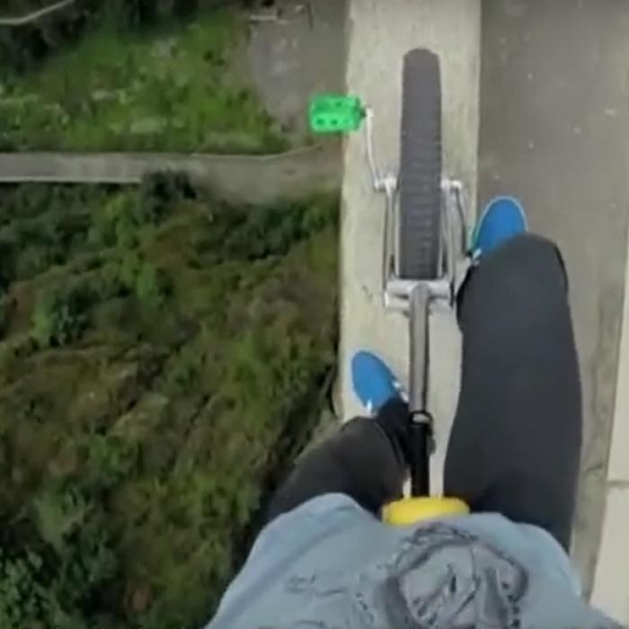 VIDEO incredibil: un român sfidează moartea la Barajul Vidraru