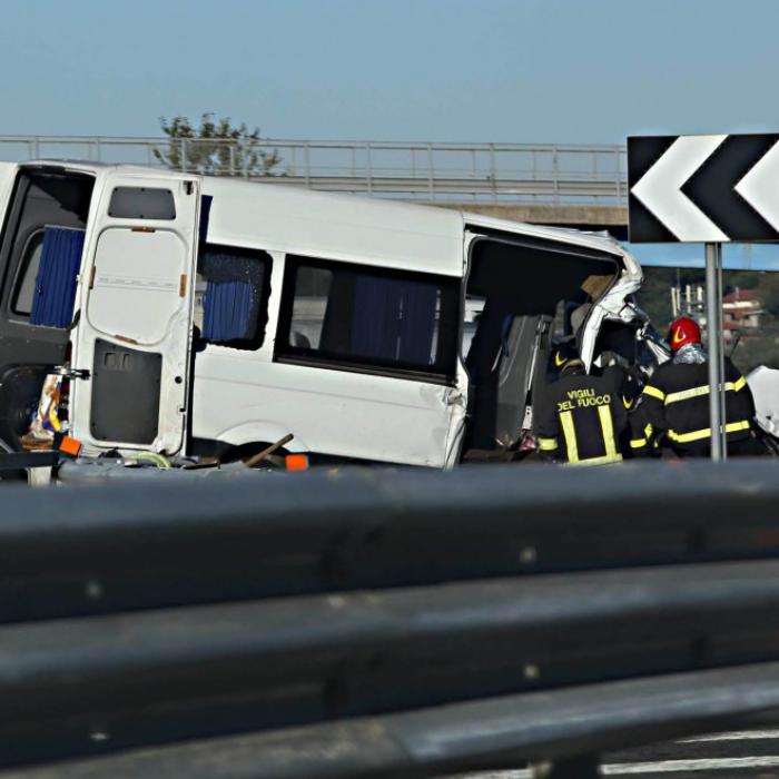 Microbuz din Neamț răsturnat lângă Roma 