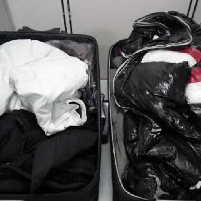 2 români prinși cu droguri în chiloți în Aeroport