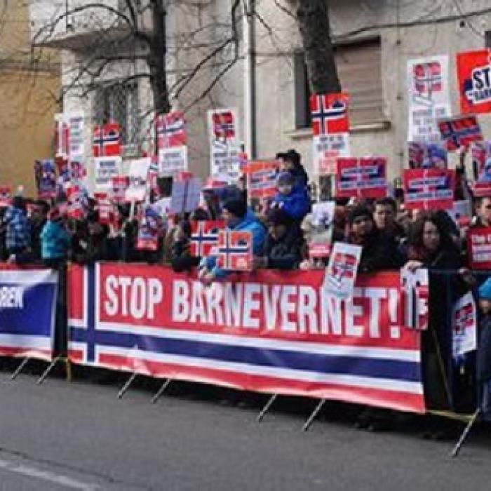 Protest în fața Ambasadei Norvegiei, sute de români revoltați!