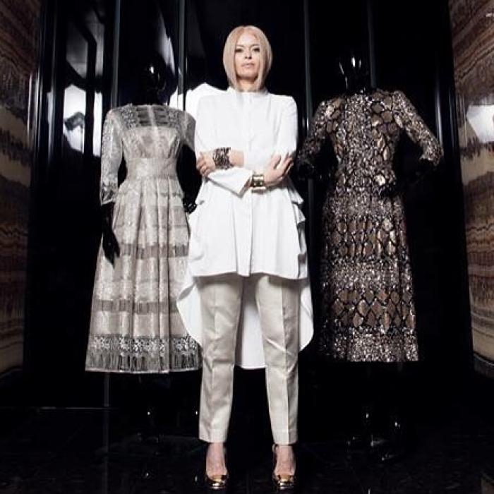 Un designer român îmbracă baronesele și familiile regale
