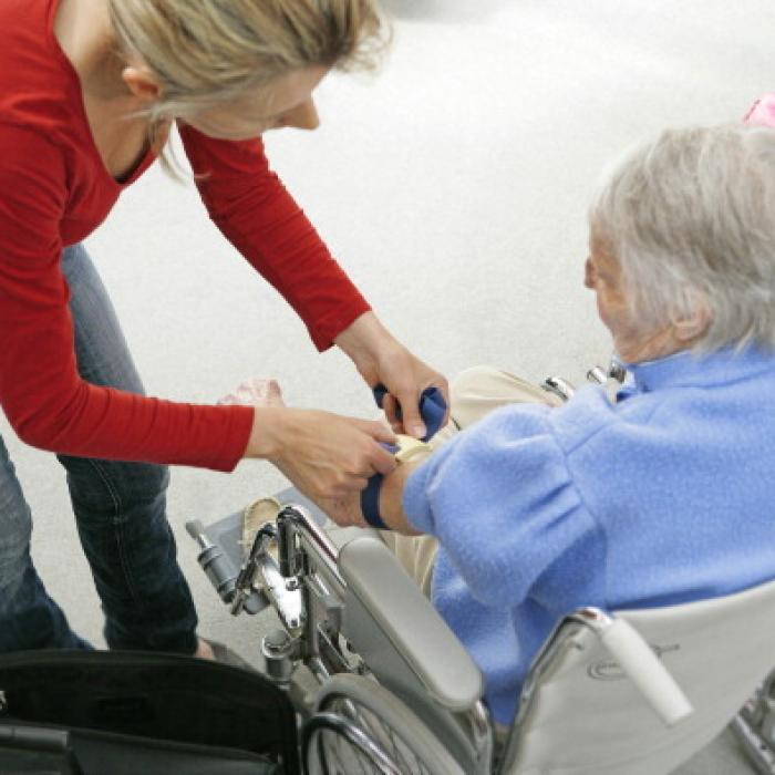 Un medic rupe tăcerea! Traumele româncelor care îngrijesc bătrâni