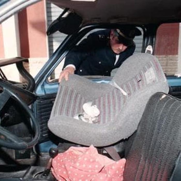 Bebeluș de opt luni și sora de doi ani, abandonați în parcare