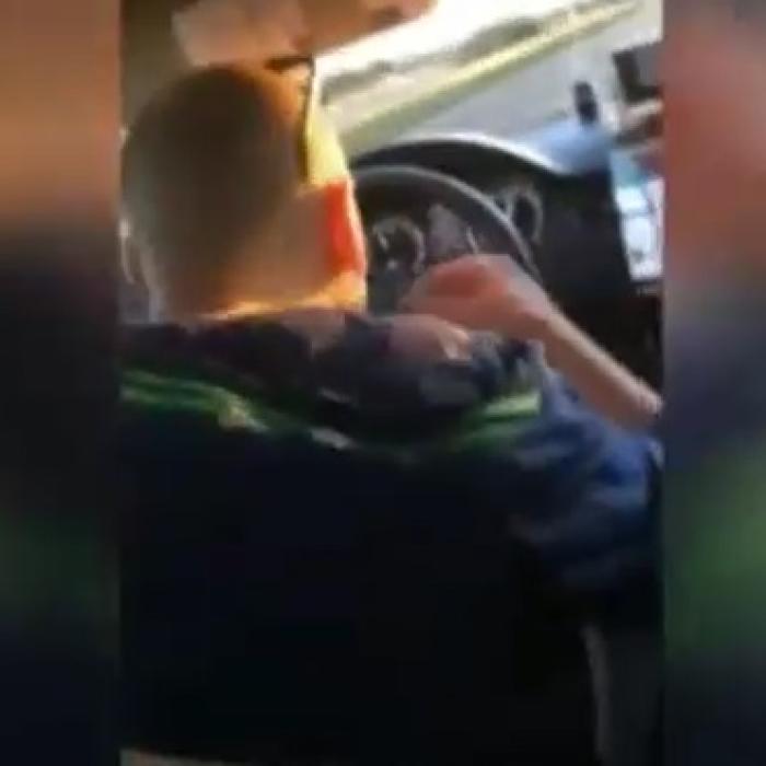Taximetrist român din Spania, filmat în timp ce priza cocaină