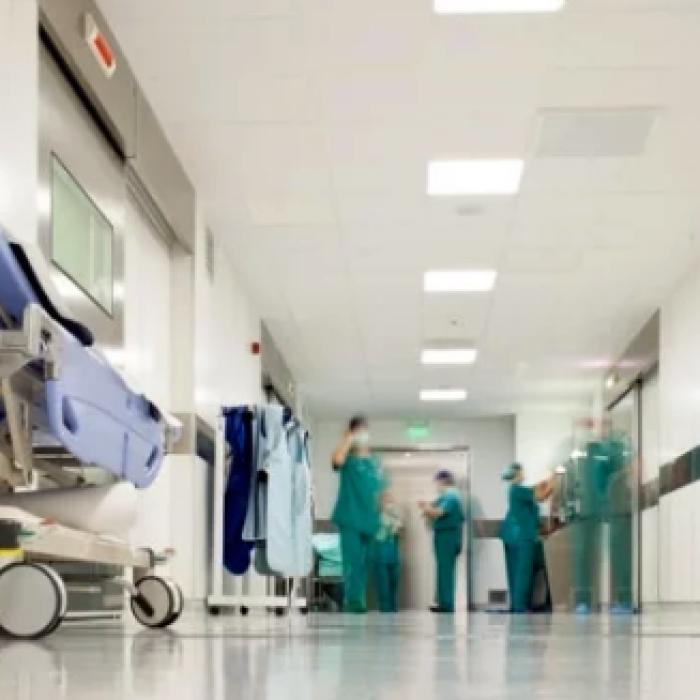 ITALIA. Româncă însărcinată, avort terapeutic în baia spitalului. Medicii au lăsat-o SINGURĂ