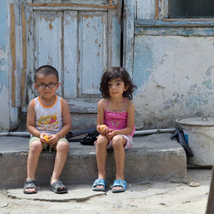 TRAGEDIA copiilor cu părinţi plecaţi în străinătate. Sentimentul de vină este COPLEȘITOR