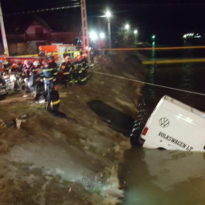 ACCIDENT cu nouă MORȚI. Microbuz cu muncitori, CĂZUT ÎN RÂU. Imagini de GROAZĂ