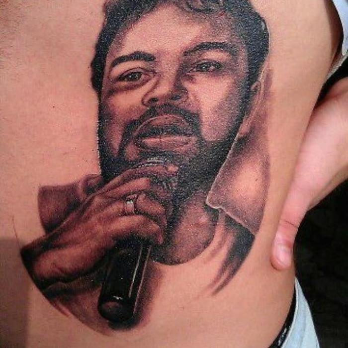 Un român din Italia și-a tatuat chipul și autograful lui Florin Salam