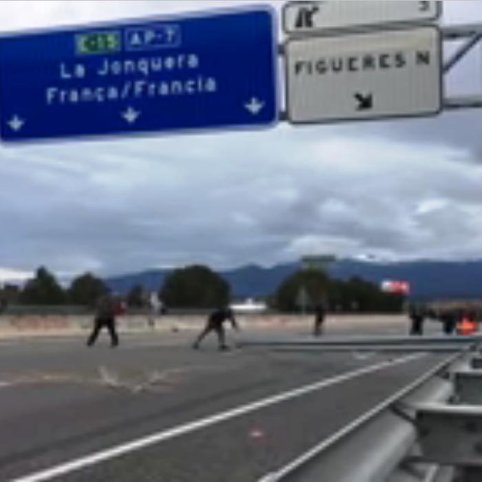 Camionagiii români eliberează autostrada blocată de separatiști