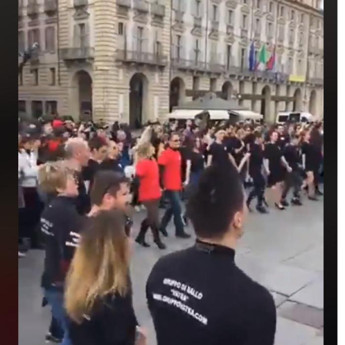 Italia: Nimic nu este mai FRUMOS decât folclorul din România. Imaginile care FAC înconjurul LUMII. VIDEO
