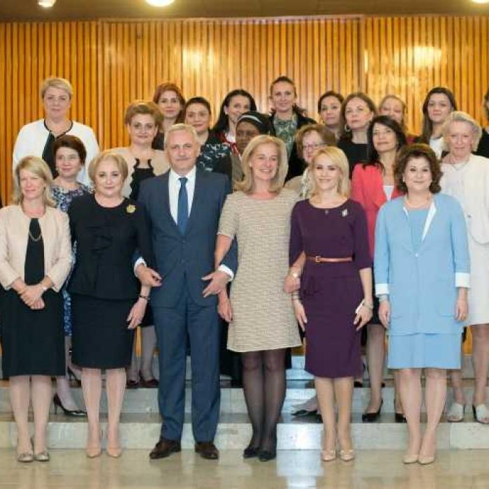 Viorica Dăncilă, la dineu cu "fetele" - FOTO. Cine nu putea lipsi din fotografia de grup?