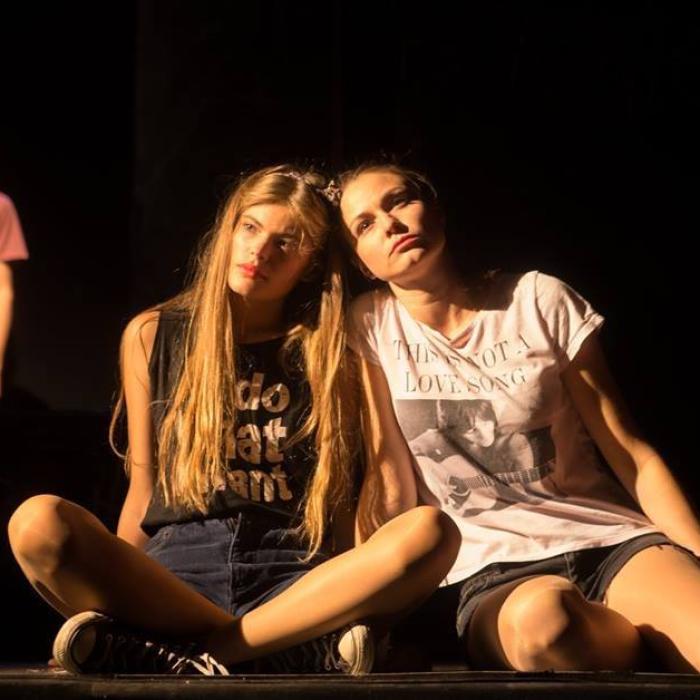 Piesa de teatru care vorbește despre românii din diaspora care au copii