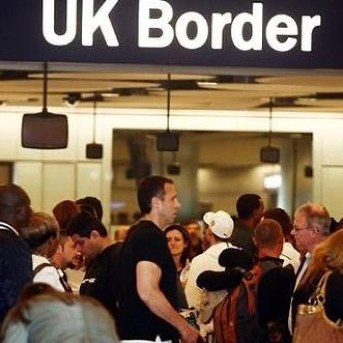 Român arestat în Marea Britanie. Avea ascuns în valiză un vietnamez în stare gravă