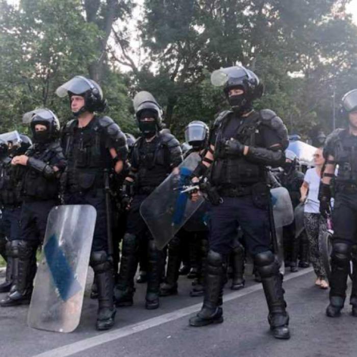 ARESTĂRI și GAZE LACRIMOGENE în Piața Victoriei/ Un jurnalist german a fost luat cu duba jandarmeriei