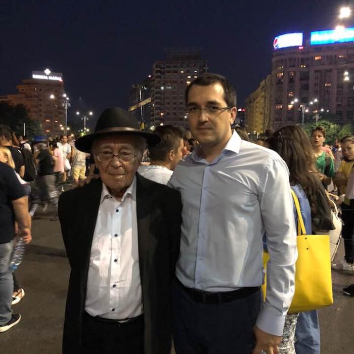 Filosoful Mihai Șora, AGRESAT de jandarmi la protestul din Piața Victoriei: Mișcă-te mai încolo, moșule!