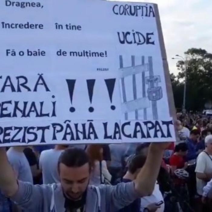 Protest în fața Palatului Parlamentului în ziua moțiunii