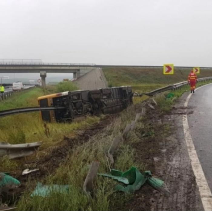 Autobuz cu 32 de persoane răsturnat în drum spre aeroport