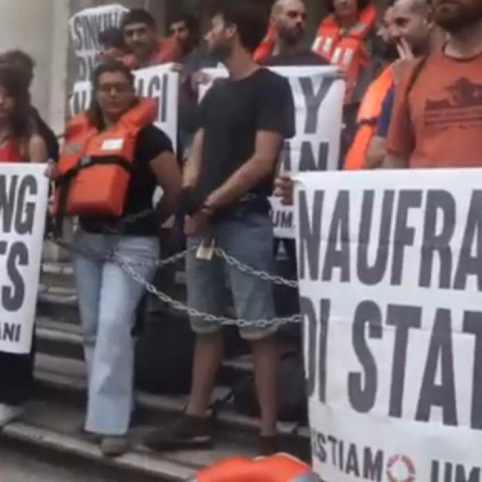 Roma: Militanţi pro-migranţi s-au legat cu lanţuri, la Ministerul Transporturilor