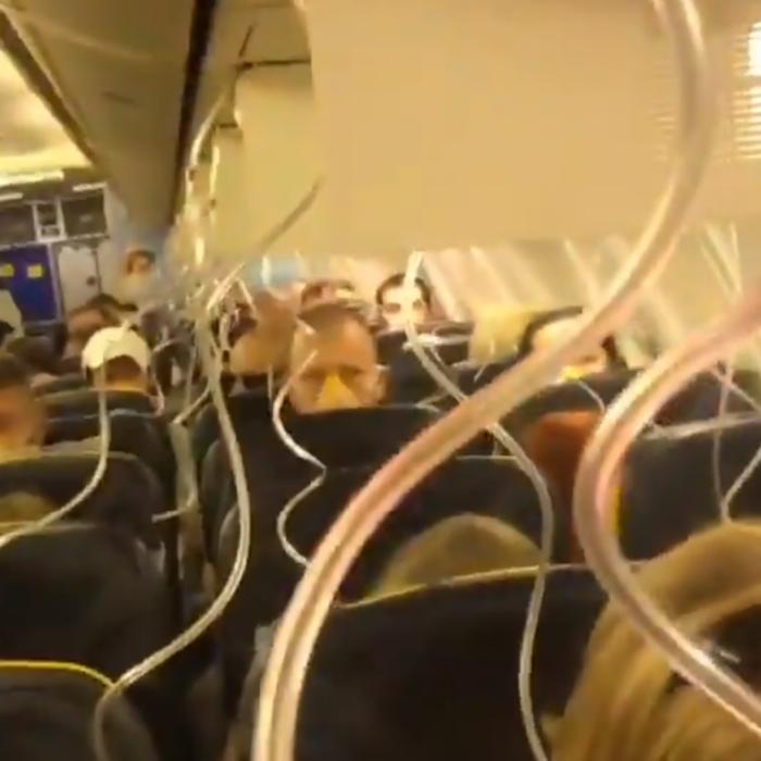 Panică în zbor. Avionul s-a depresurizat. Pasagerii, de urgență la spital. Video