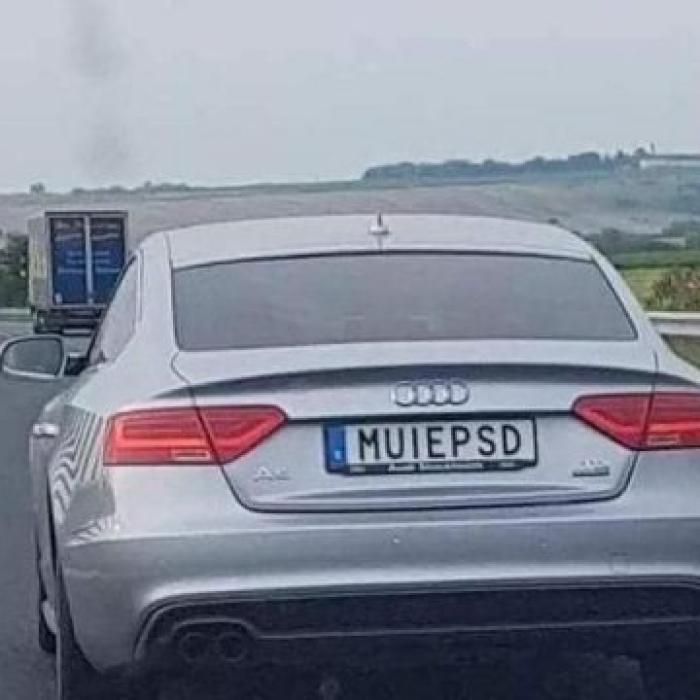 Presa internaţională scrie despre șoferul care și-a înregistrat mașina cu mesaj anti-PSD