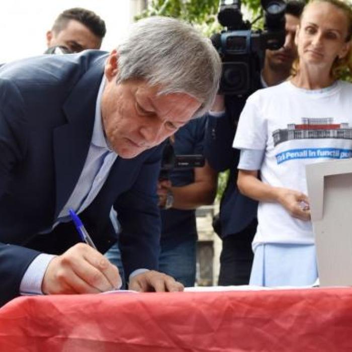Cioloş: Ar trebui să-şi fie jenă şi să-şi fie ruşine să ceri voturile acelea atunci când ştii că ai nişte probleme de rezolvat în Justiţie