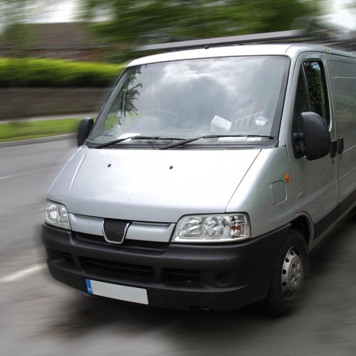 Anglia: A crezut că "merge" ca în România. Șofer român, arestat după o manevră periculoasă