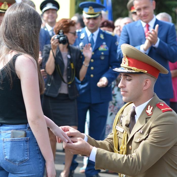 Cerere în căsătorie între militari. Mihai Fifor, martor: Aveţi naşi?