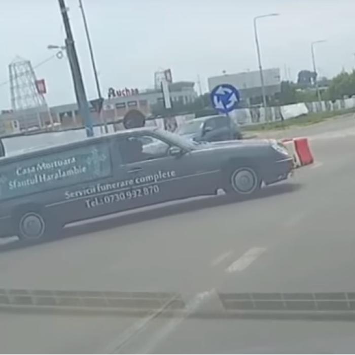Constanța: O mașină mortuară a "pierdut" sicriul în sensul giratoriu. Video incredibil 
