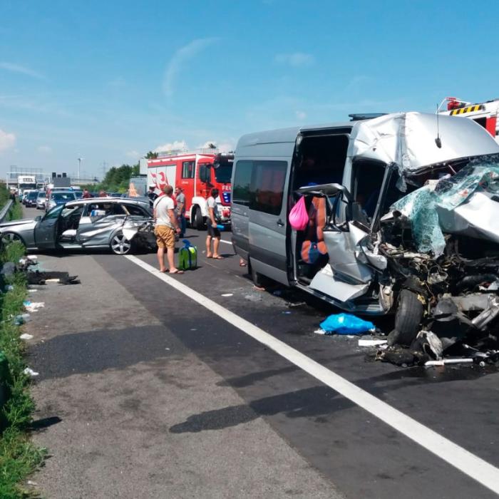 Austria: Microbuz cu români, accident grav. Intervine elicopterul. Imagini de groază