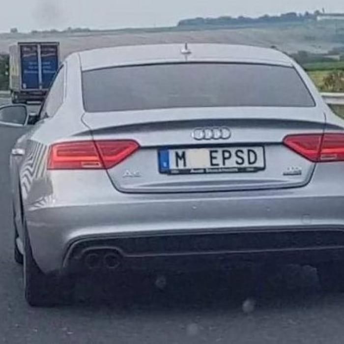 Protest în fața sediului Poliției Rutiere față de reținerea permisului posesorului mașinii  cu numărul ”M..E PSD”