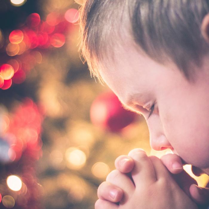 Un român a pus doi copii italieni să ceară îndurare în genunchi. I-a bătut cu bestialitate 