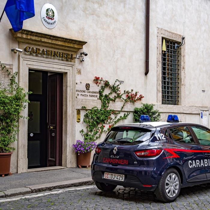 Italia: Români arestați, după ce poliția a descoperit "comoara" din casetofon