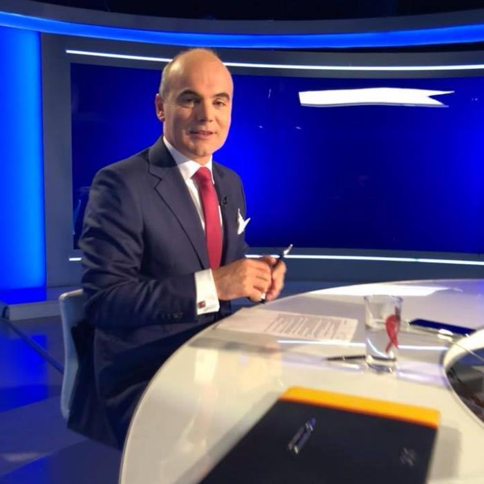 Rareș Bogdan: Această individă a dat ordinul: Degajați Piața Victoriei. Foto în articol