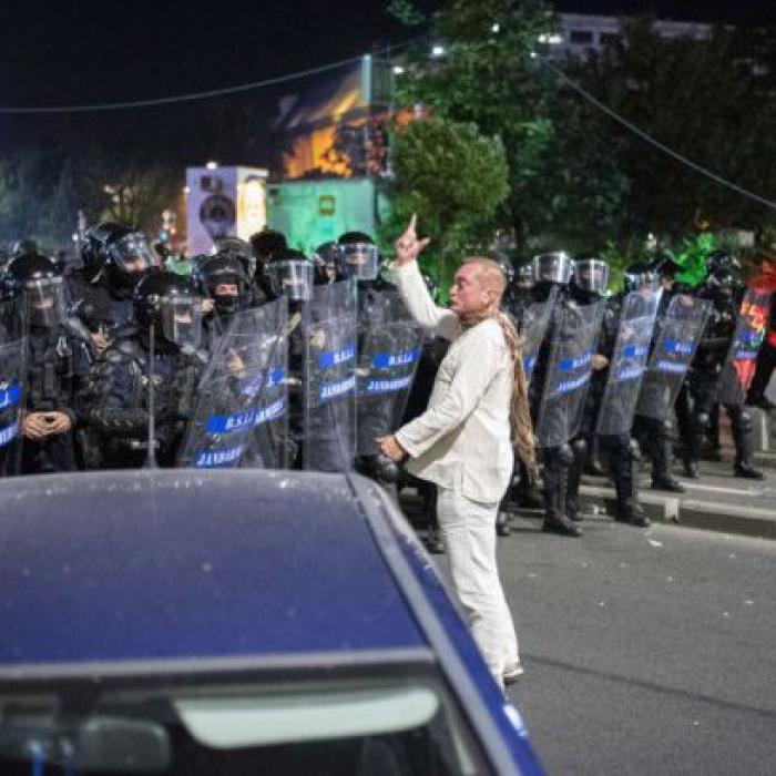 Cătălin Paraschiv, BĂRBATUL ÎN ALB despre gazul folosit la PROTESTE: E LEGAL, e aprobat şi UTILIZAT în toată lumea