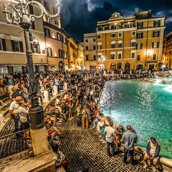 Turist român, arestat la Fontana di Trevi. S-a făcut de râs. Ce a încercat să facă