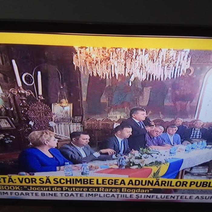 Revoltător. Sedință PSD în Biserică, cu spatele la altar 