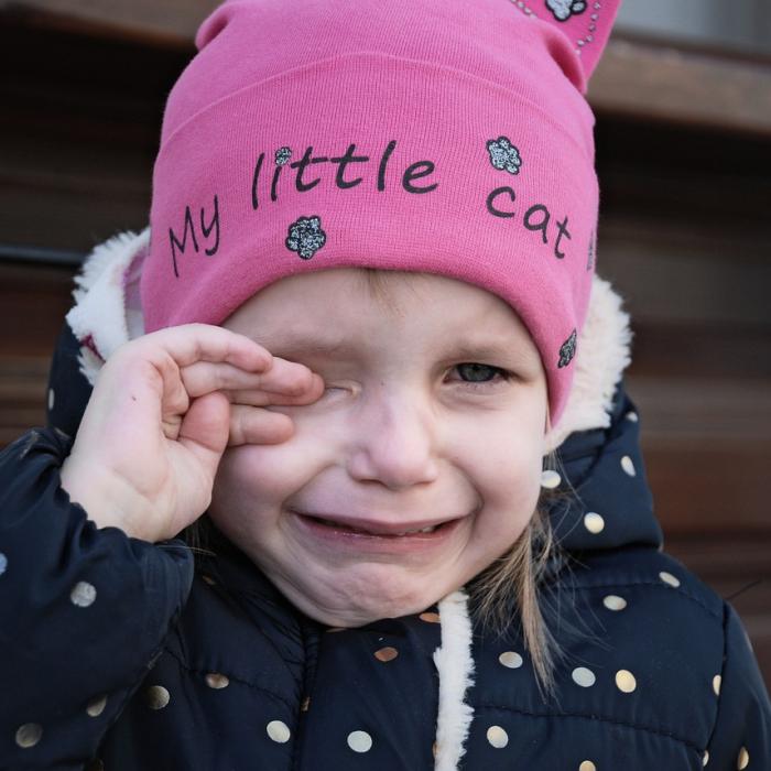 Aproape 100.000 de copii plâng de dorul părinților PLECAȚI în străinătate. TRAGIC!