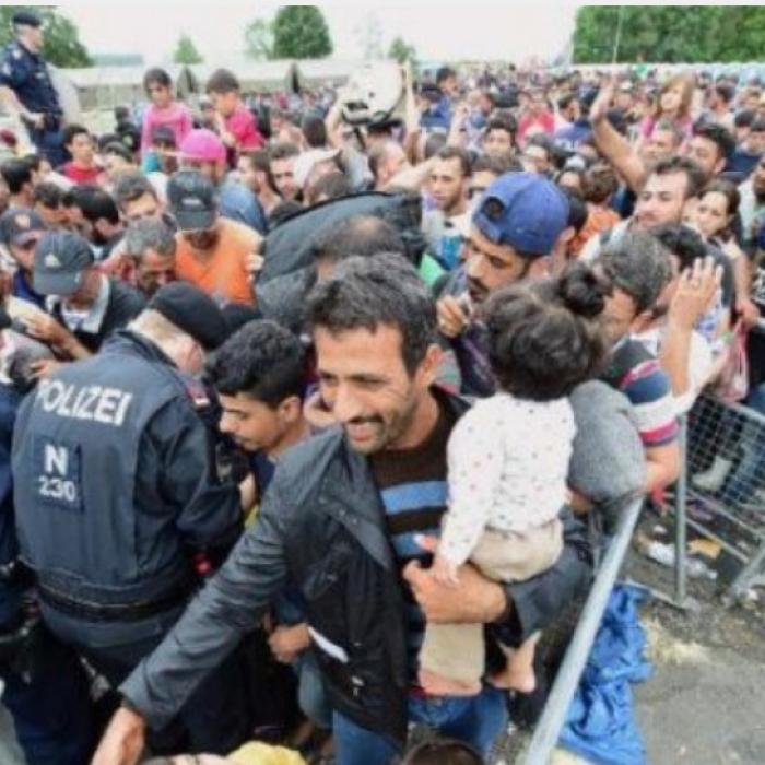 Spania: Un mort și trei răniți după ce migranții au luat cu asalt enclava