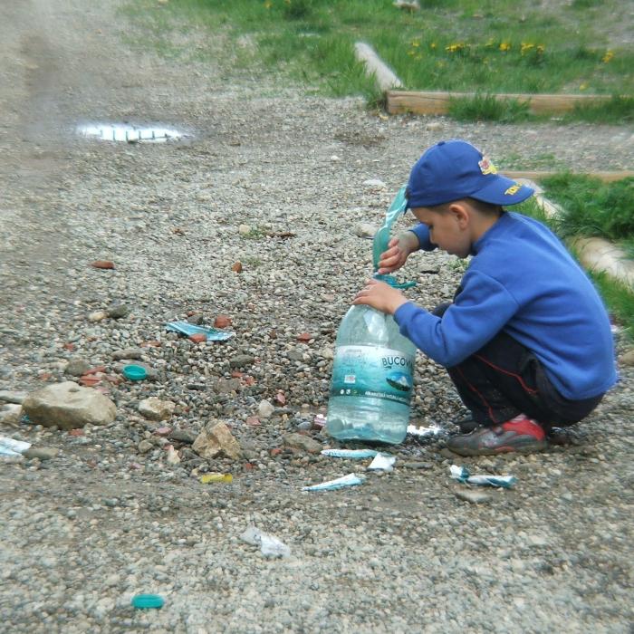 Ți se rupe inima: Elevul din România care-și vinde temele pentru un sandwich
