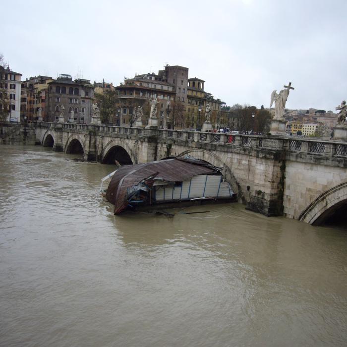 Cod ROȘU în Italia. Bilanț provizoriu: 3 morți, școli evacuate, trafic suspendat 