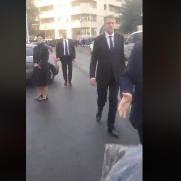 ”Ceaușescu” i-a dat lui Iohannis tricou cu #farapenali. Mesaj transmis pentru românii din diaspora
