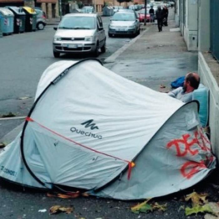 Italia. "Casa" unui român, un cort pe un trotuar din Torino. Italienii au făcut SCANDAL