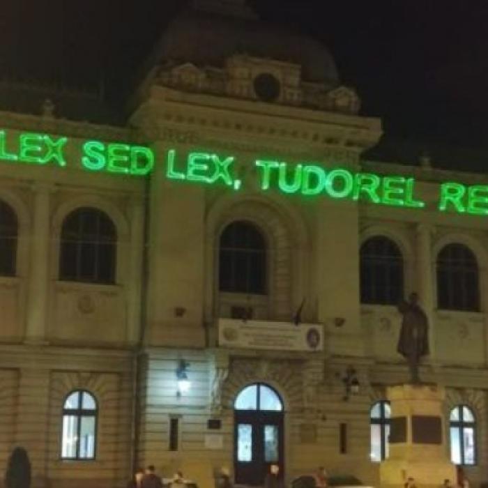 Demisie Tudorel Toader: Proiecţie de lasere pe clădirea Universităţii Alexandru Ioan Cuza împotriva ministrului
