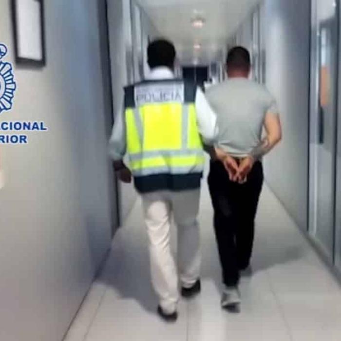 Spania: Patru români obligau femei sărace să FURE haine de firmă. S-au îmbogățit pe seama lor