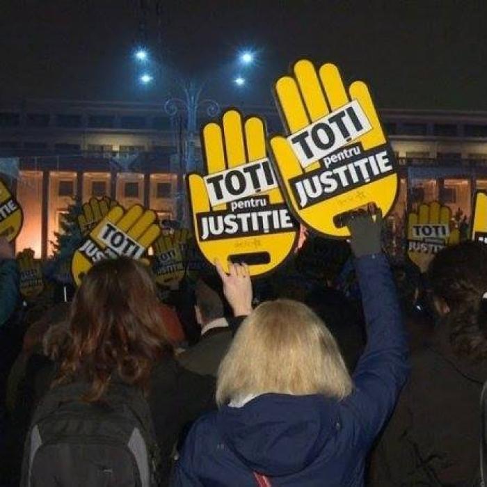 Protest împotriva GUVERNULUI DĂNCILĂ  de 1 Decembrie în Piața Victoriei