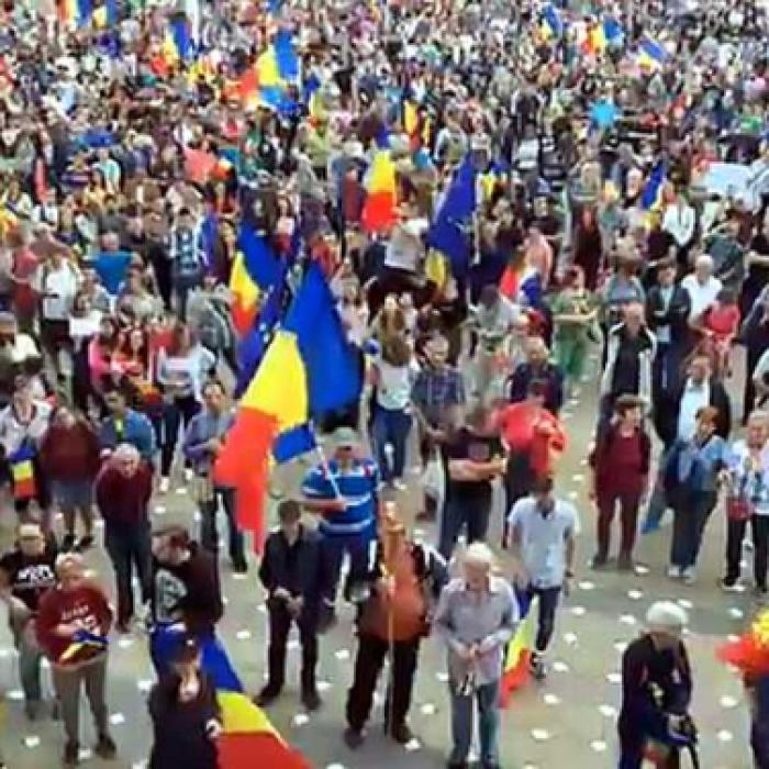 PSD-iștii nici nu mai pot ieși din case. Au fost HUIDUIȚI de la intrarea în oraș. VIDEO