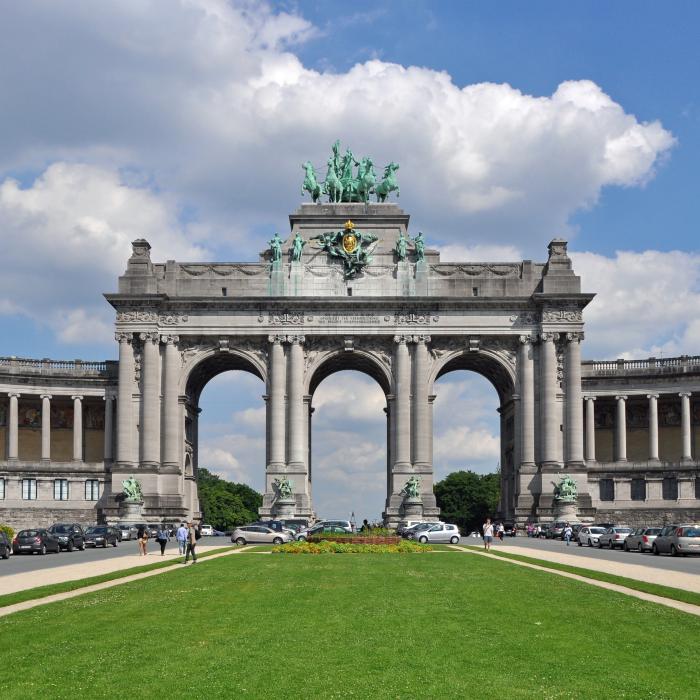 1 Decembrie. Monument important din Bruxelles, luminat în culorile tricolorului