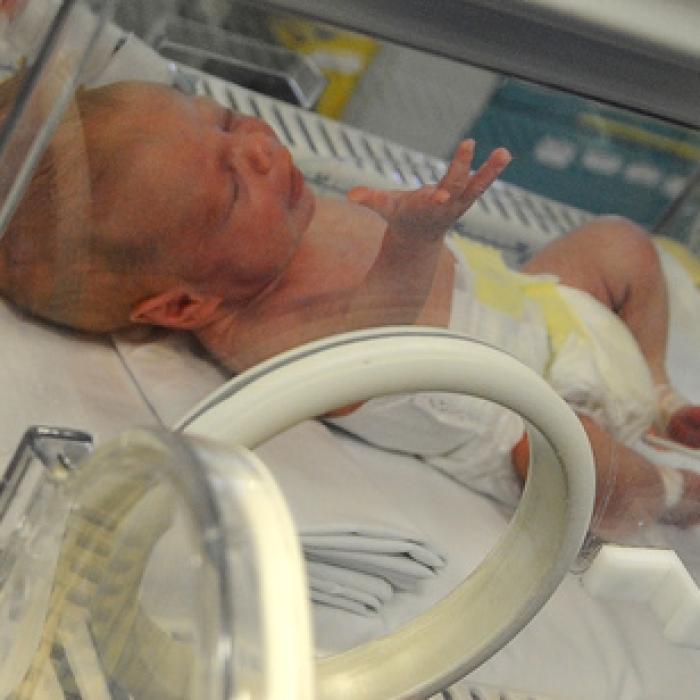 Cei doi bebeluși ABANDONAȚI de mamă în frig, luați în grija statului