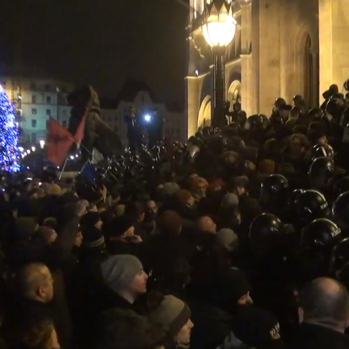 Protest VIOLENT la Budapesta. Zeci de mii de oameni au luat cu asalt Parlamentul. VIDEO