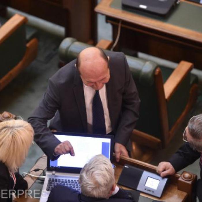 Băsescu se distrează cu Viorica Dăncilă, în Parlament: Ați ratat șansa să mai învățați câte ceva